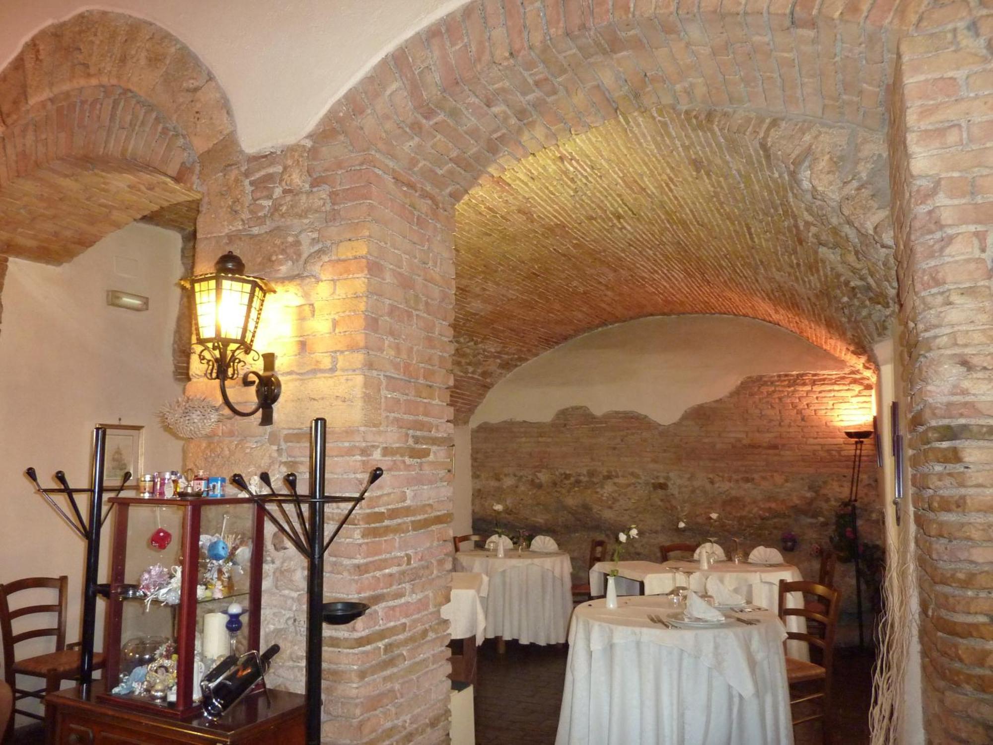 Отель La Rocca Нарни Экстерьер фото